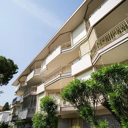 Guesthost - Balcony With Parking 公寓