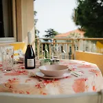 Daire Guesthost - Balcony With Parking