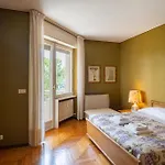 Guesthost - Balcony With Parking 아파트